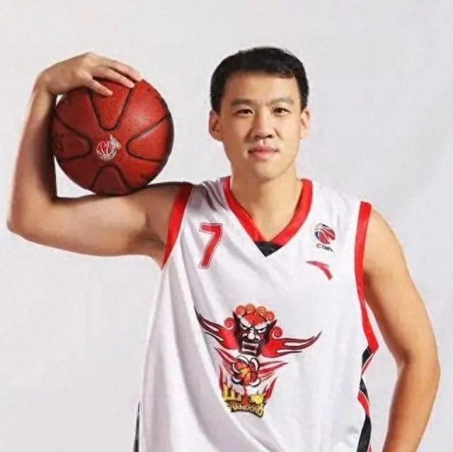 孙杰是山东男篮的前队长,在 cba联赛中也是赫赫有名的三分王.