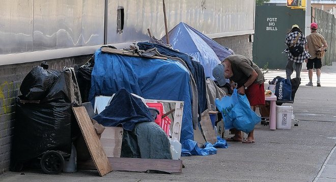 恐怖纽约!流浪汉街头拖人强暴,地铁推人碾死,一年有18万人犯罪