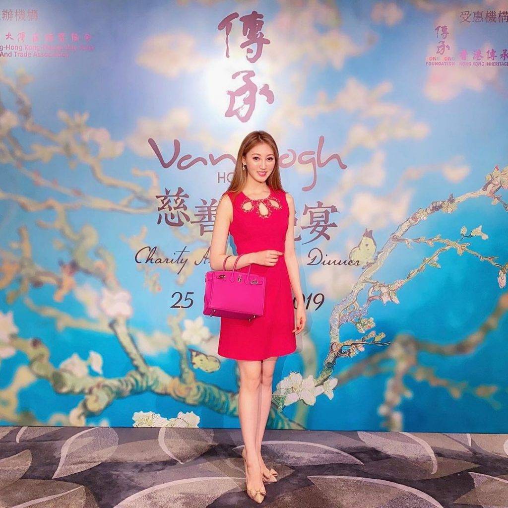 前港姐何艳娟清纯打扮请客 被传离婚收3亿赡养费维持富贵生活