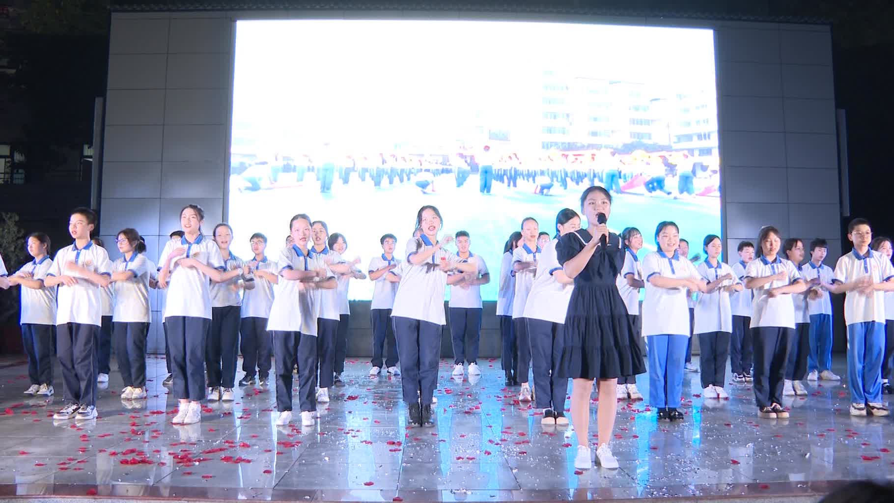 蓬安县实验中学举行纪念五四运动104周年文艺汇演