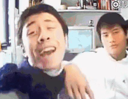 受后舍男生的影响,杨迪花了50块钱买了个摄像头,和大学室友周翔宇也搞