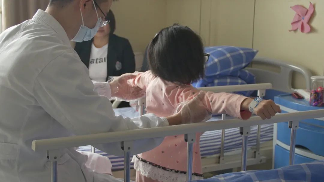 萧山中医院「先天性脊柱侧弯截骨矫形手术」帮助小女孩重挺脊梁