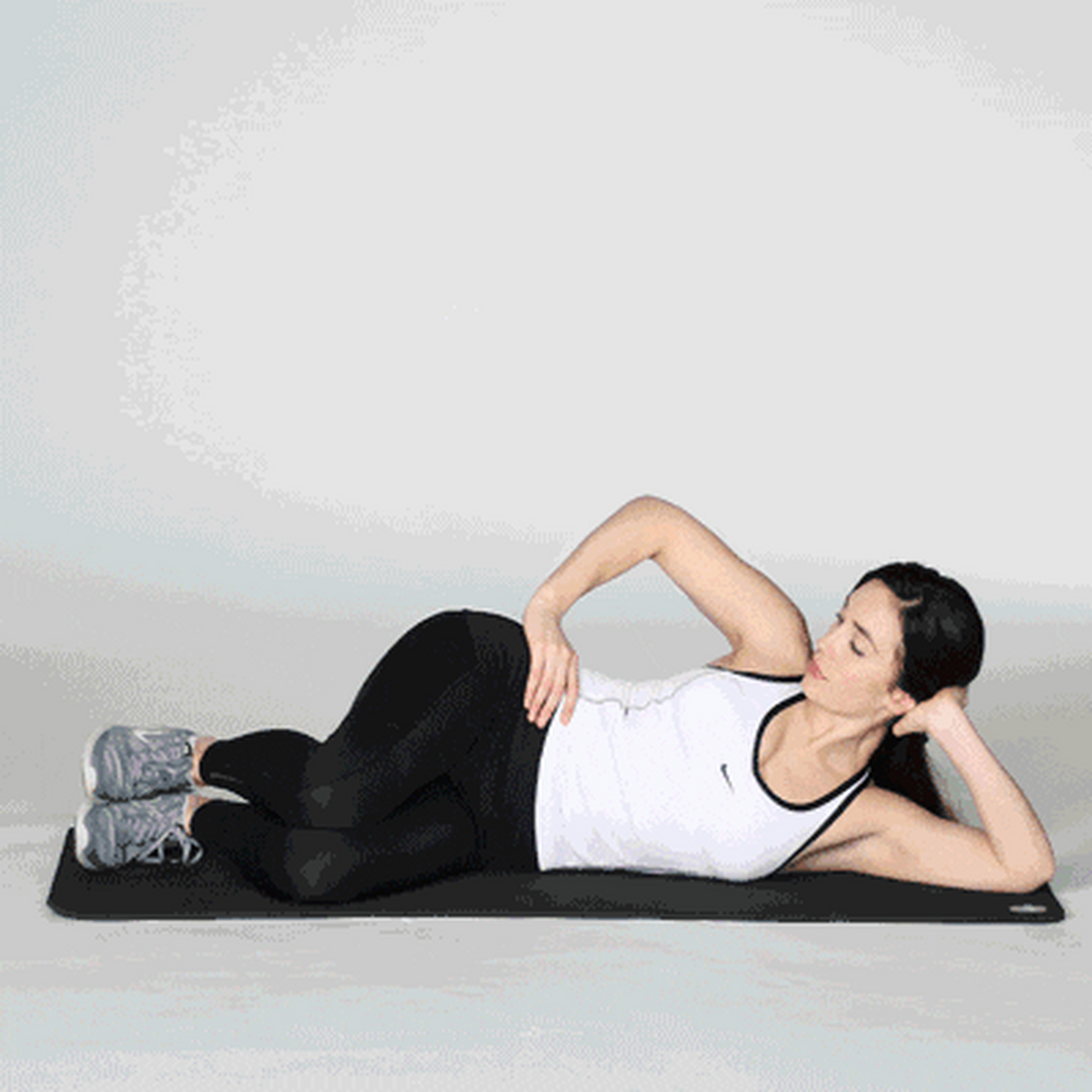 坐位伸腿(增强股四头肌和髌腱) 动作要领:坐在椅子上,用力收缩大腿