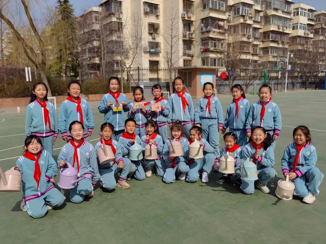 石景山爱乐实验小学于3月9日-10日分两校区开展了"爱护绿植