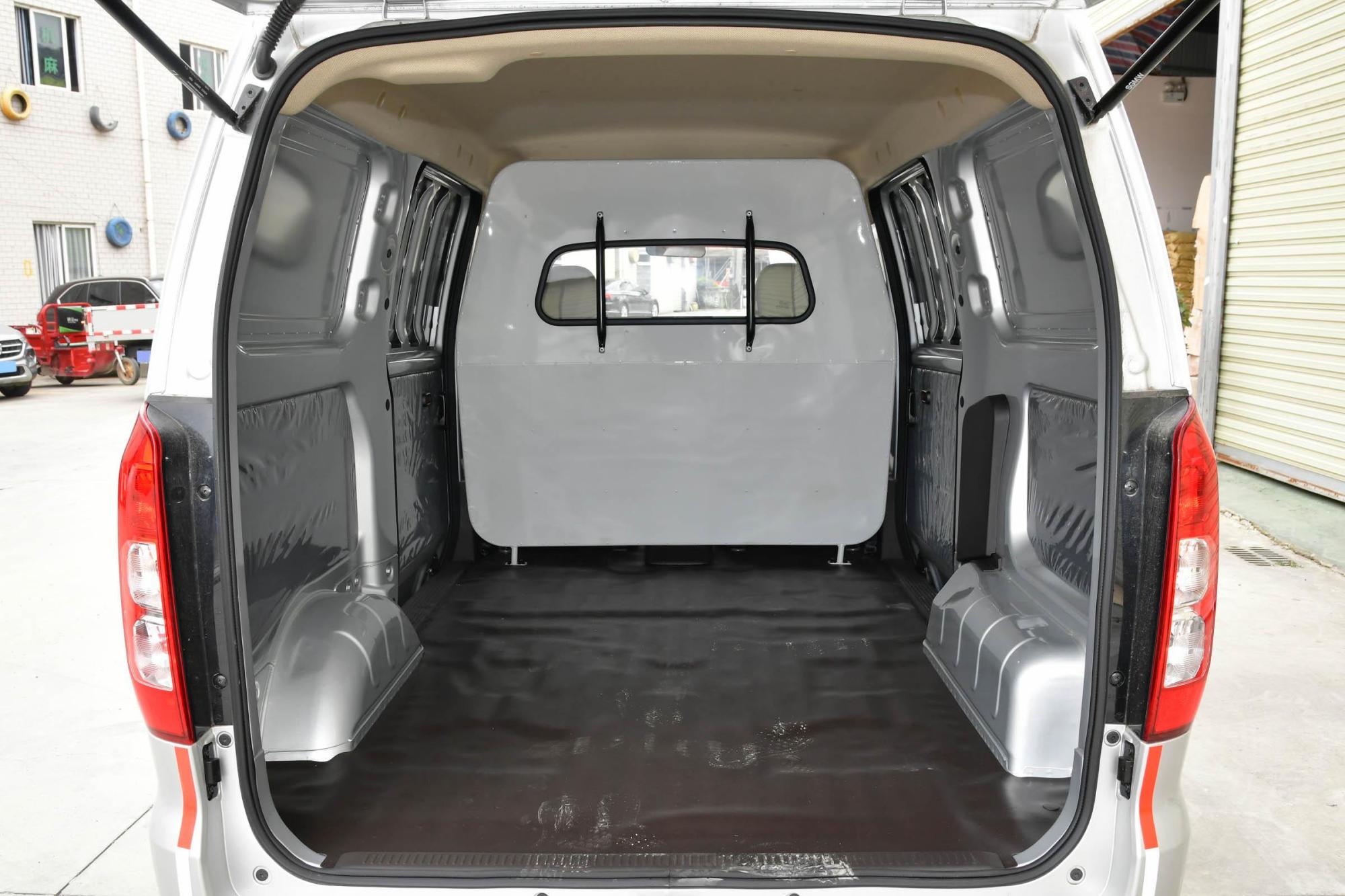 为拉货而打造,轴距2850mm配1.5l动力,五菱宏光v封窗车怎么样