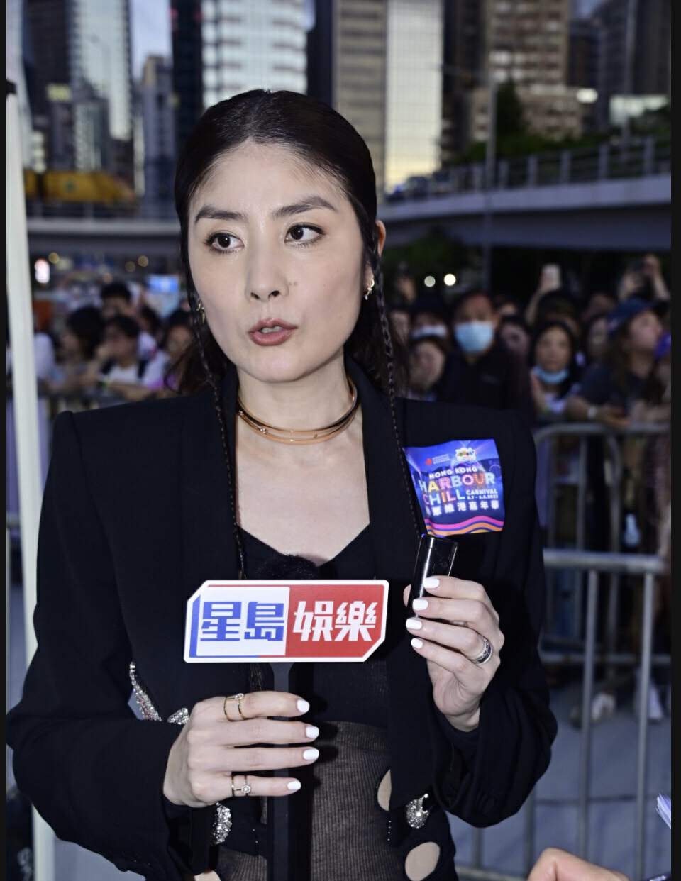 知名港星陈慧琳近况曝光!穿透视装海上开唱,50岁身材惹人羡