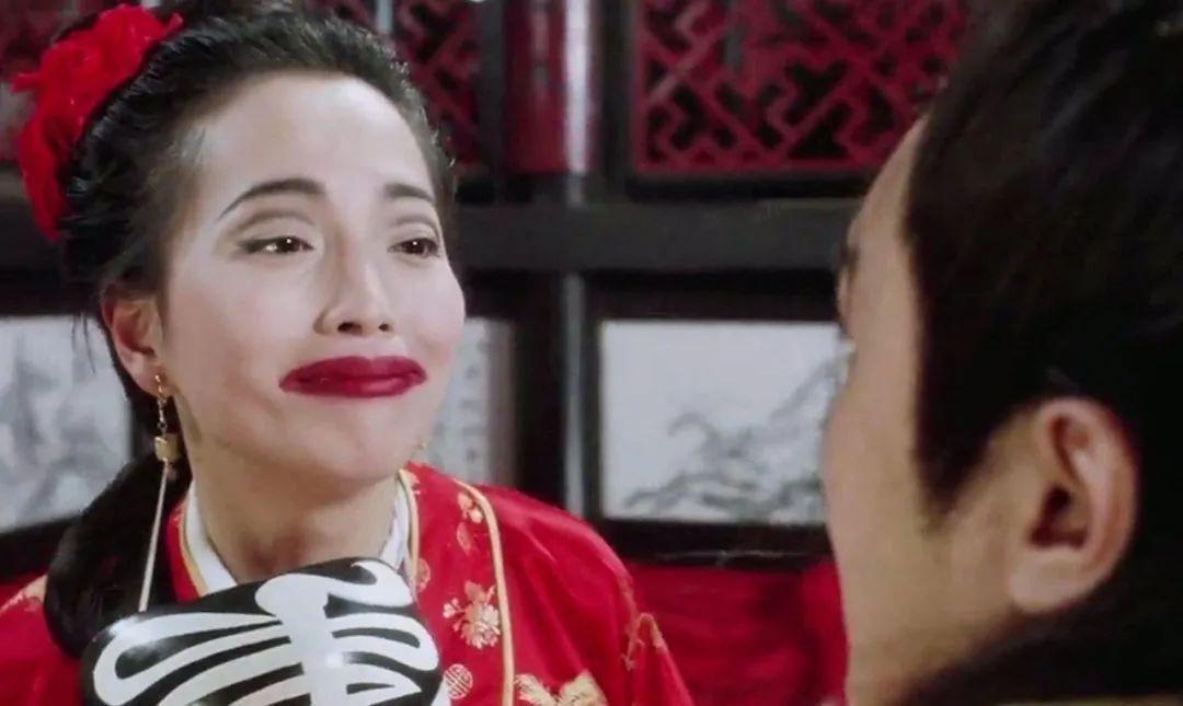 在周星驰的电影《唐伯虎点秋香》中,苑琼丹就饰演了其中的一丑角石榴