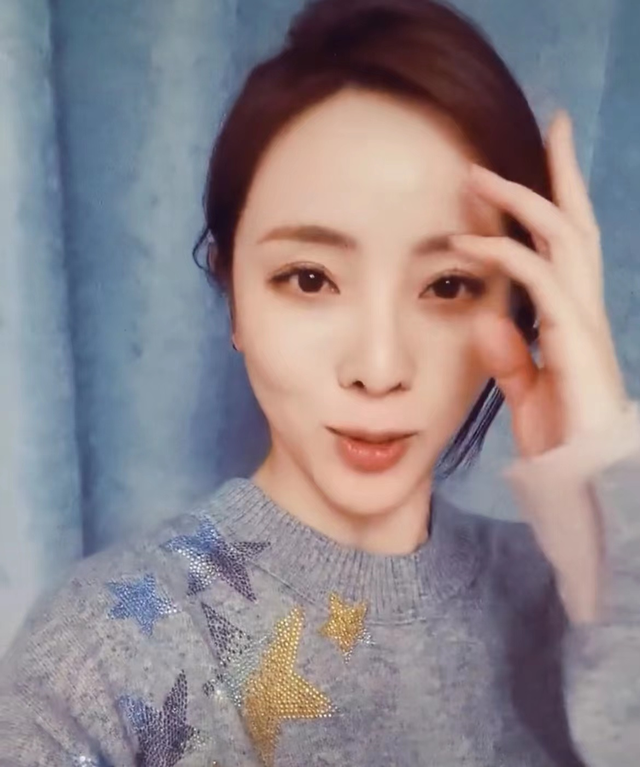 李思思深夜晒复工照,托脸微笑语气略显无奈,用嘴咬手举止可爱