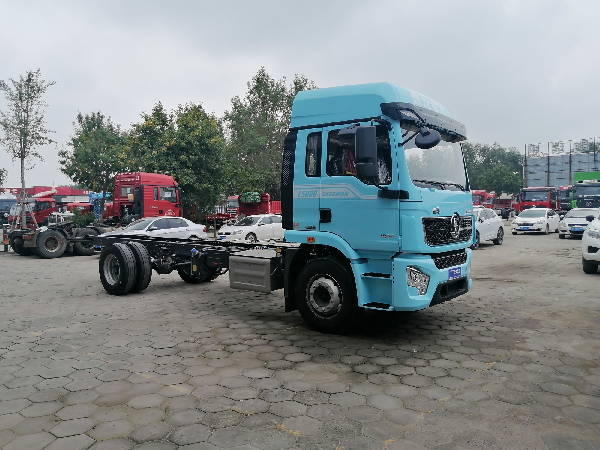 实拍德龙l5000,陕汽6米8旗舰载货车有多强,凭啥成中卡"黑马"