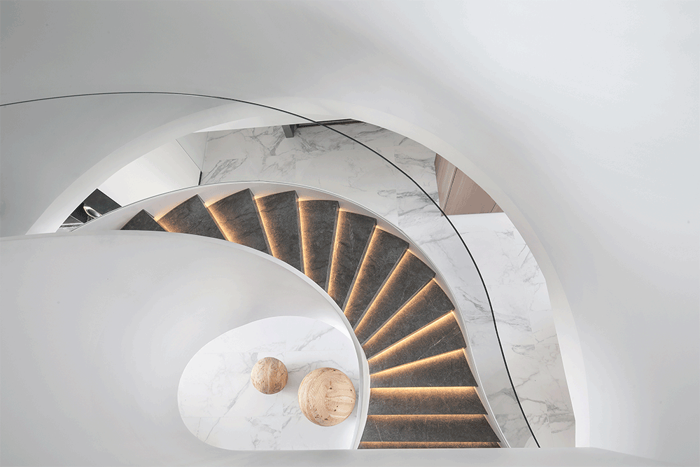 弧型梯与直梯相反,是以曲线(弧形)来实现上下层的连接,踏步呈扇形展开