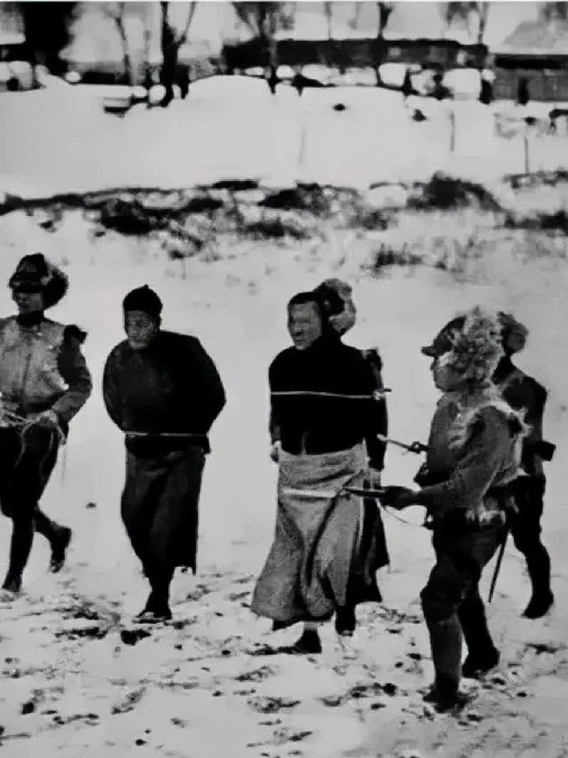 1936年东北鸡西三名抗联战士牺牲前的最后留影镜头下的战士们还十分