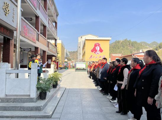 卢氏县双龙湾镇中心小学举行雷锋塑像揭幕仪式