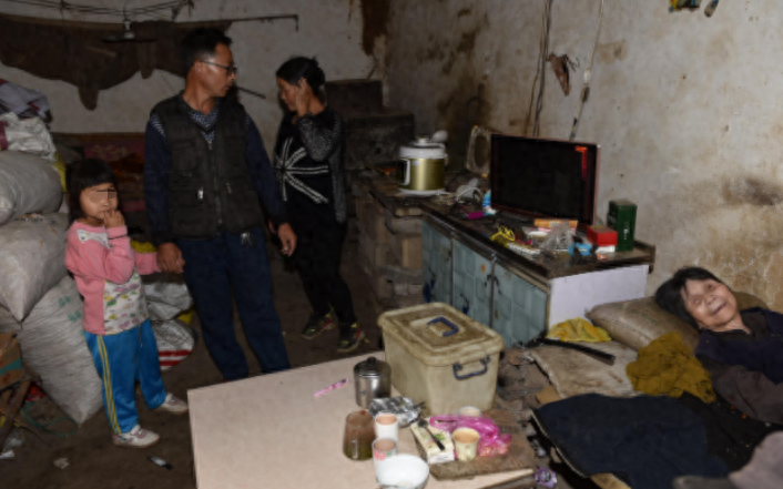 又是一个大晴天,屋外艳阳高照,屋内的陈淑美心里却闷闷的.