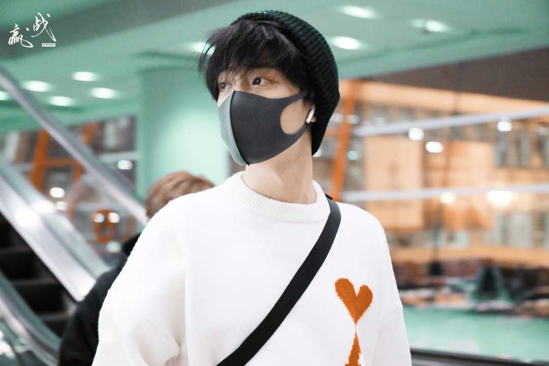 肖战毛衣系列:毛衣穿出高级感,白色毛衣的肖战,真的没抵抗力!