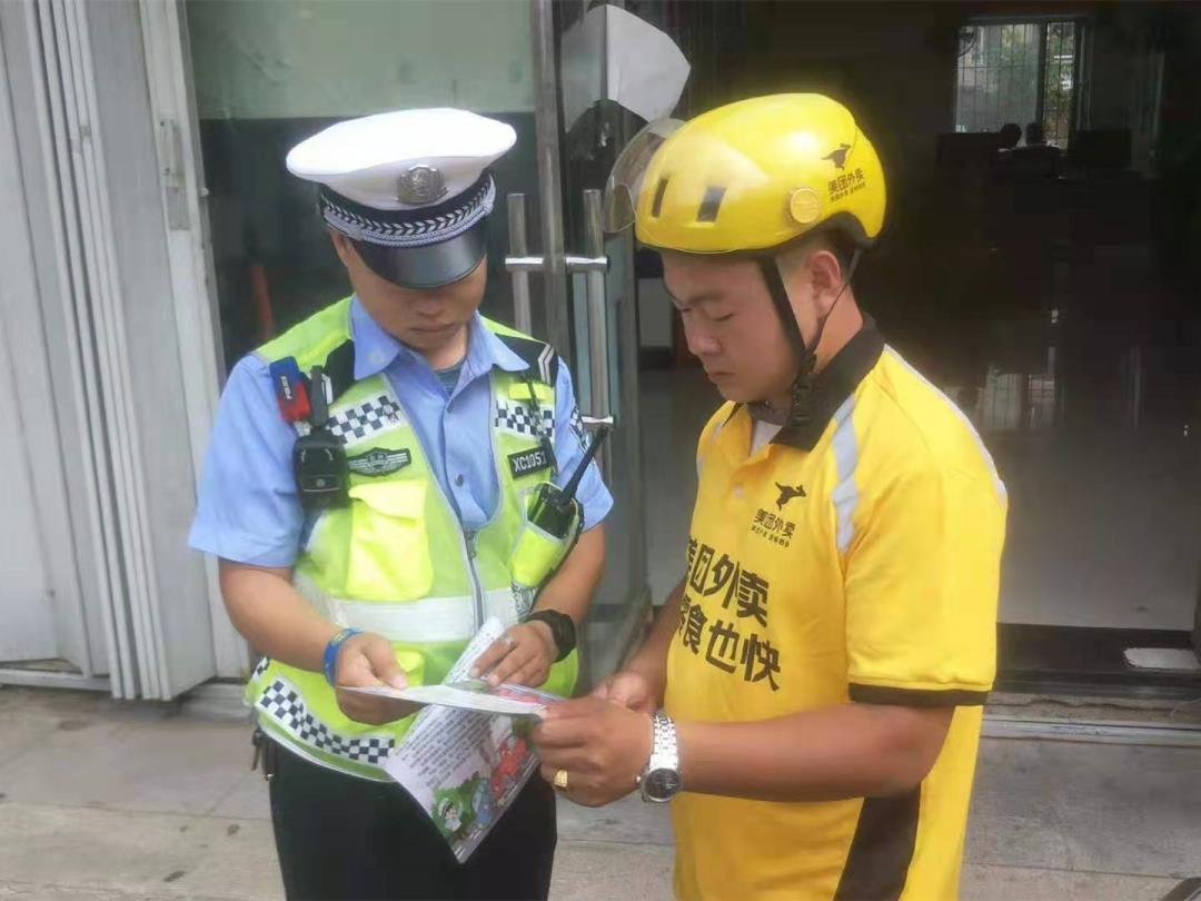 四平交管支队铁西大队走进美团外卖站点宣传"一盔一带"交通安全知识
