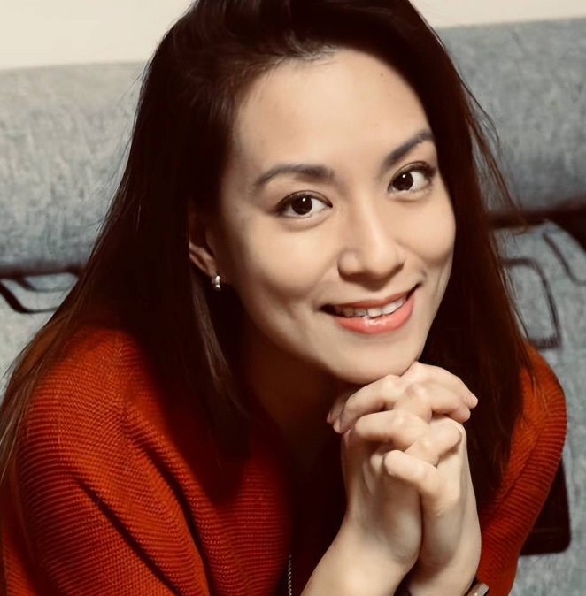 七朵花组合成员去世,陈乔恩发文悼念后删除,丈夫现身灵堂送别