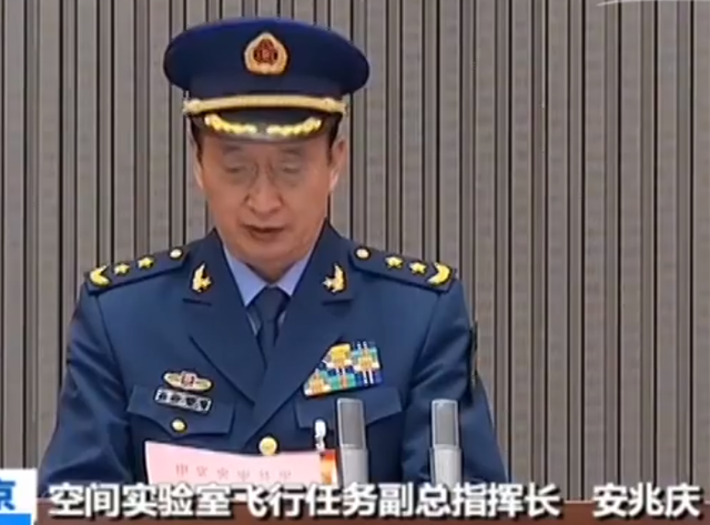 安兆庆:我军首位锡伯族上将,开创了空军将领直升武警主官的先例