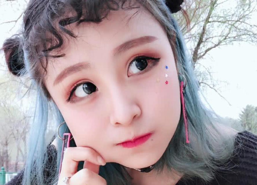 猫妹妹自曝往事!穿廉价衣服被圈内人嘲讽,赌气花费20万买奢侈品