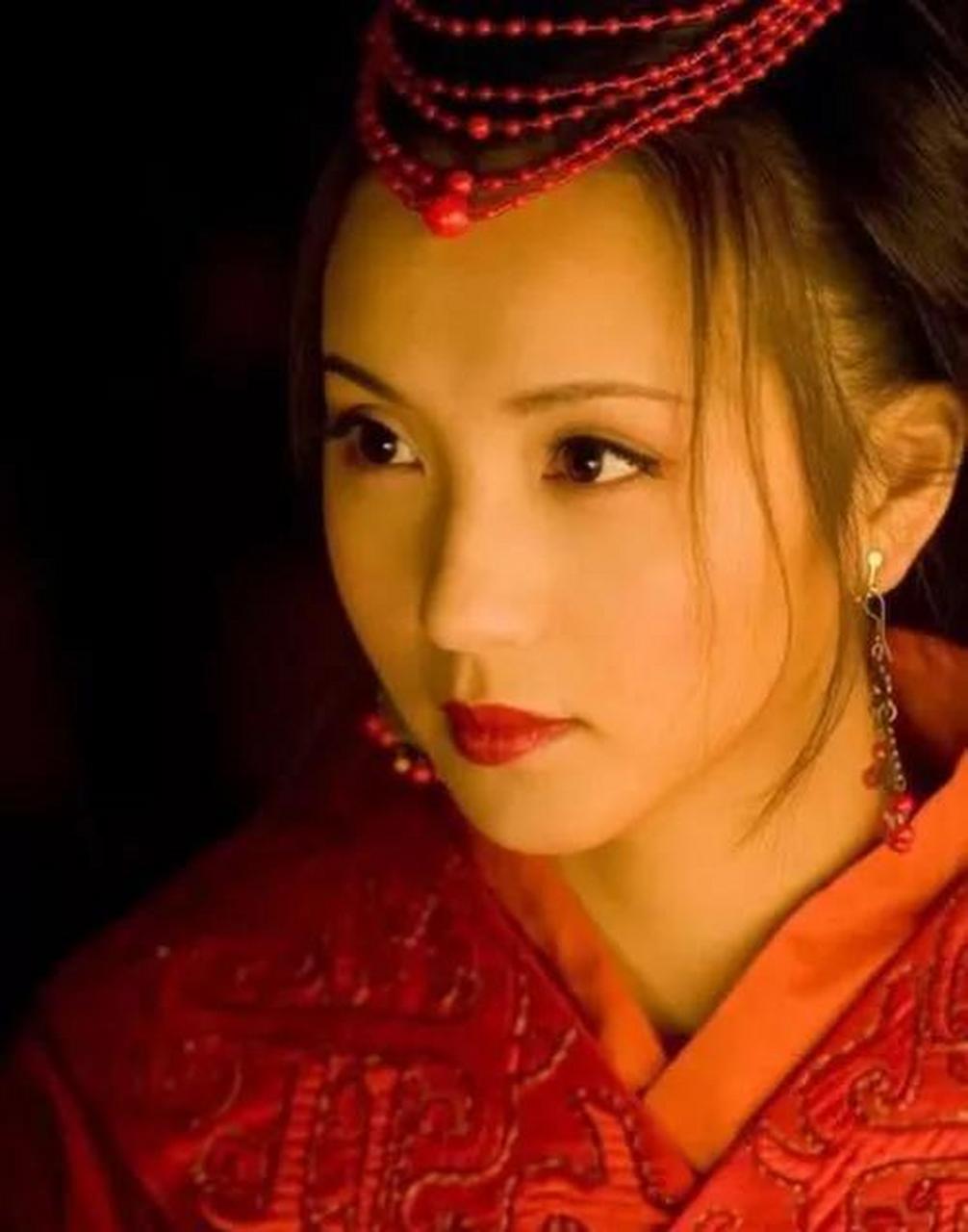 公元204年,孙权的三弟孙诩病逝,部将妫览兴致勃勃冲进了孙权弟媳妇徐