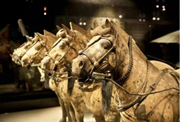 千秋幸甚烧陶土,佣兵马,从雄武:浅谈秦铜车马的色彩和车马制度