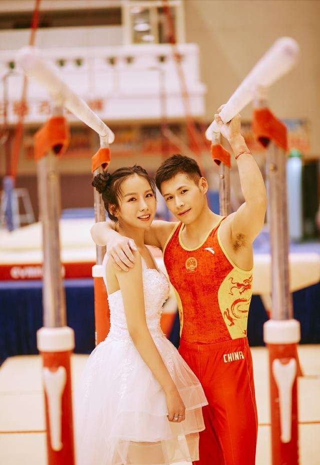 "体操冠军"张成龙:22岁被19岁富婆倒追3年,结婚7年幸福美满