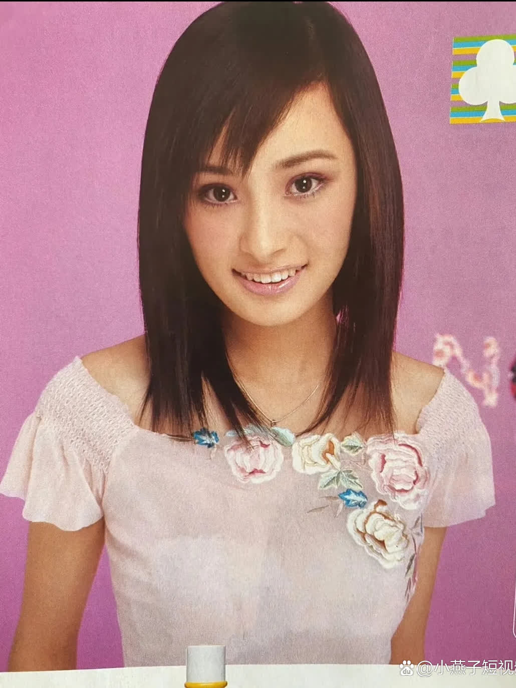 我翻阅到了杨幂年轻时的杂志,发现她的脸型变化实在是太大了-度小视