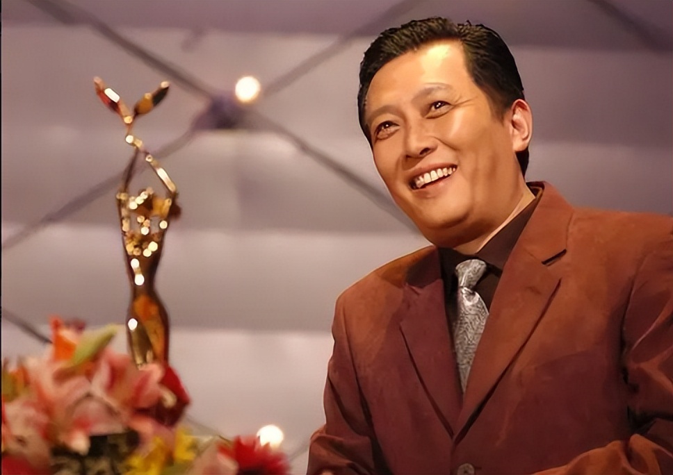 70岁唐国强受邀约去做客,身穿黑色皮夹克显年轻,嫌弃跟网红握手