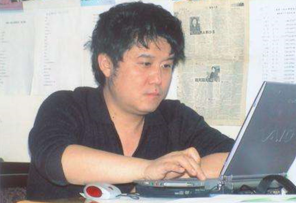 知名歌手迪里拜尔:26岁成名,中年丈夫离世,晚年回母校当老师