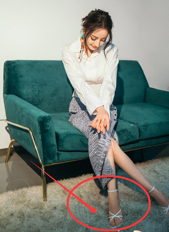 迪丽热巴晒全身照,腿倒很细,无意看到她的脚趾:说120斤我都信