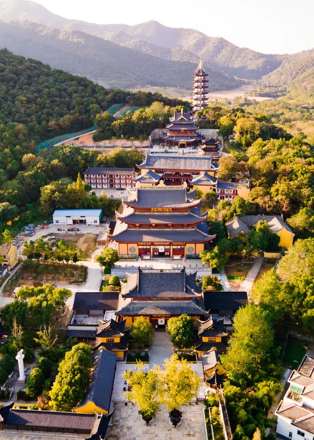 湖州弁山脚下这座千年古刹,禅院清幽,空灵唯美又治愈!