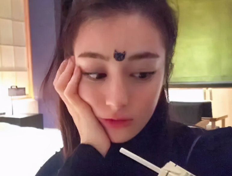 迪丽热巴豪宅被曝光,房子豪华似城堡,阳台可看到上海一半美景!