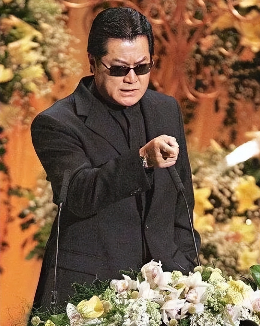 2008年3月2日,在沈殿霞的追思会上,结拜大哥邓光荣就在现场直接炮轰