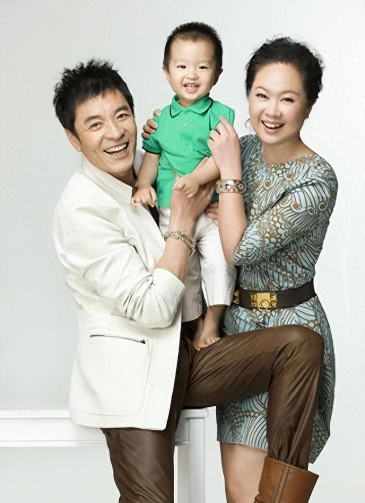 回顾著名演员刘威和小22岁杨若兮分手闪婚化妆师51岁老来得子