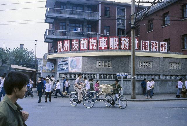 80年代的老照片:昔日杭州街景,那时的城市街道十分干净整洁