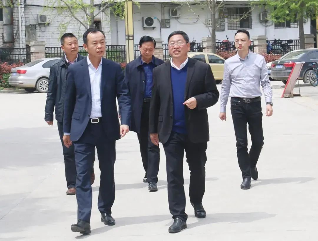 新县高中杰出校友,长园集团董事长吴启权回访母校