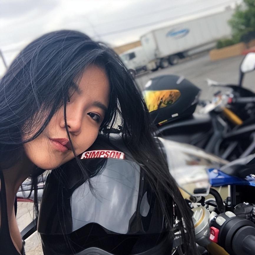 回顾华人女兵郑浩儿,在美舰上用中文喊话中国海军,后来怎样了?