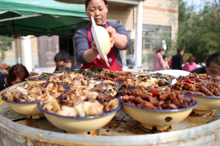 河南农村流水席,包工包料20菜仅需500块,再送两道汤,值不值?