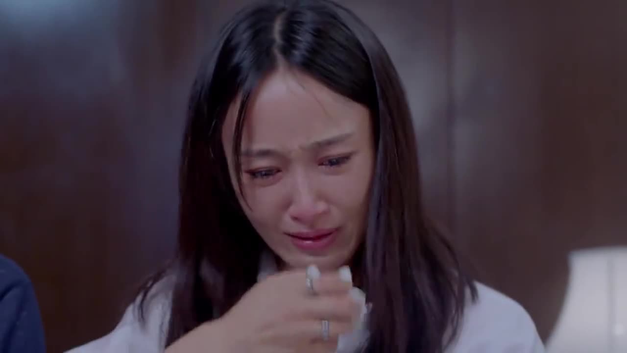 丈夫留下千万遗产,父母劝女子改嫁,她跪在公婆面前:我不再嫁人