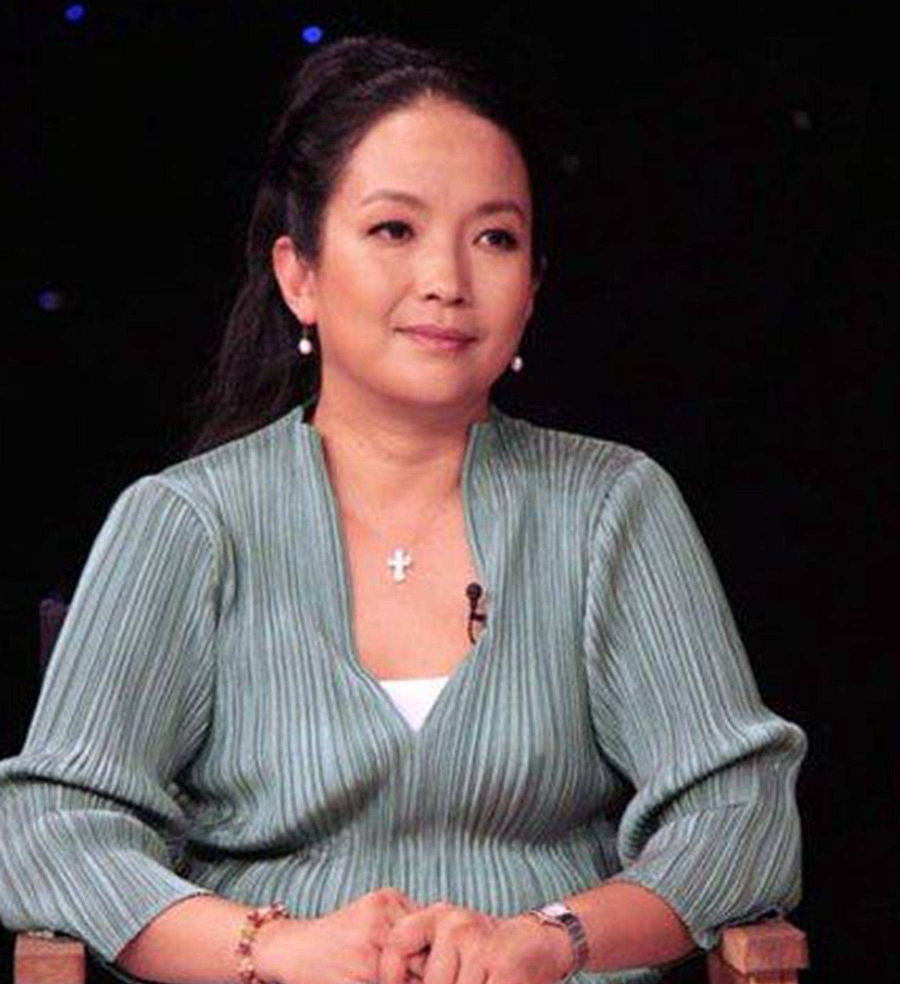 张丰毅直指儿子形象差,婚礼27桌太高调,对继女却送百万豪车