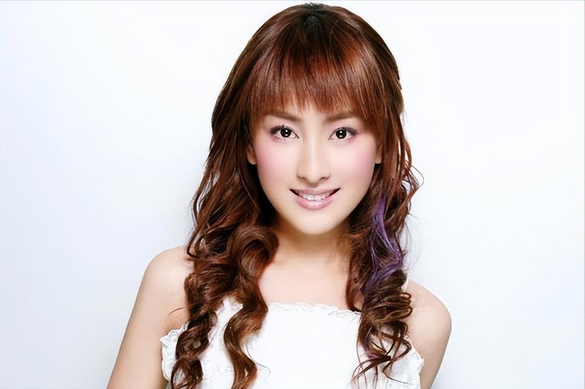 圈内"女炮王"?靠"讨好"男人成功上位,与男黑人夜店贴身热舞