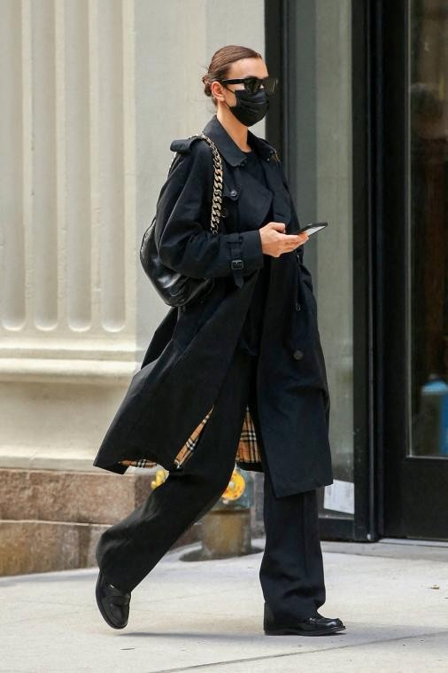 俄罗斯混血模特伊莲娜雪天外出,黑衣从头裹到脚,整个人走路带风