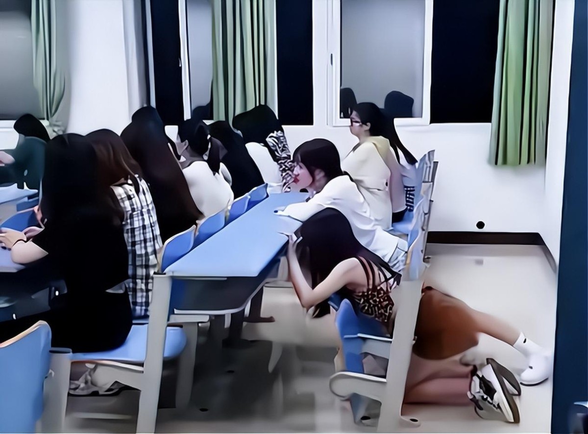 逃课还是博眼球?大学逃课现场引关注,逃课女生衣着被网友热议