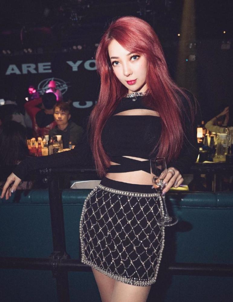 29岁郭美美越来越放纵,穿露腰装配钻石裙做dj,这"马蜂腰"少见