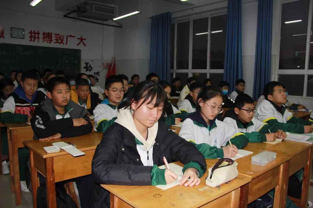 汶上县第一实验中学八年级家委会开展主题班会活动