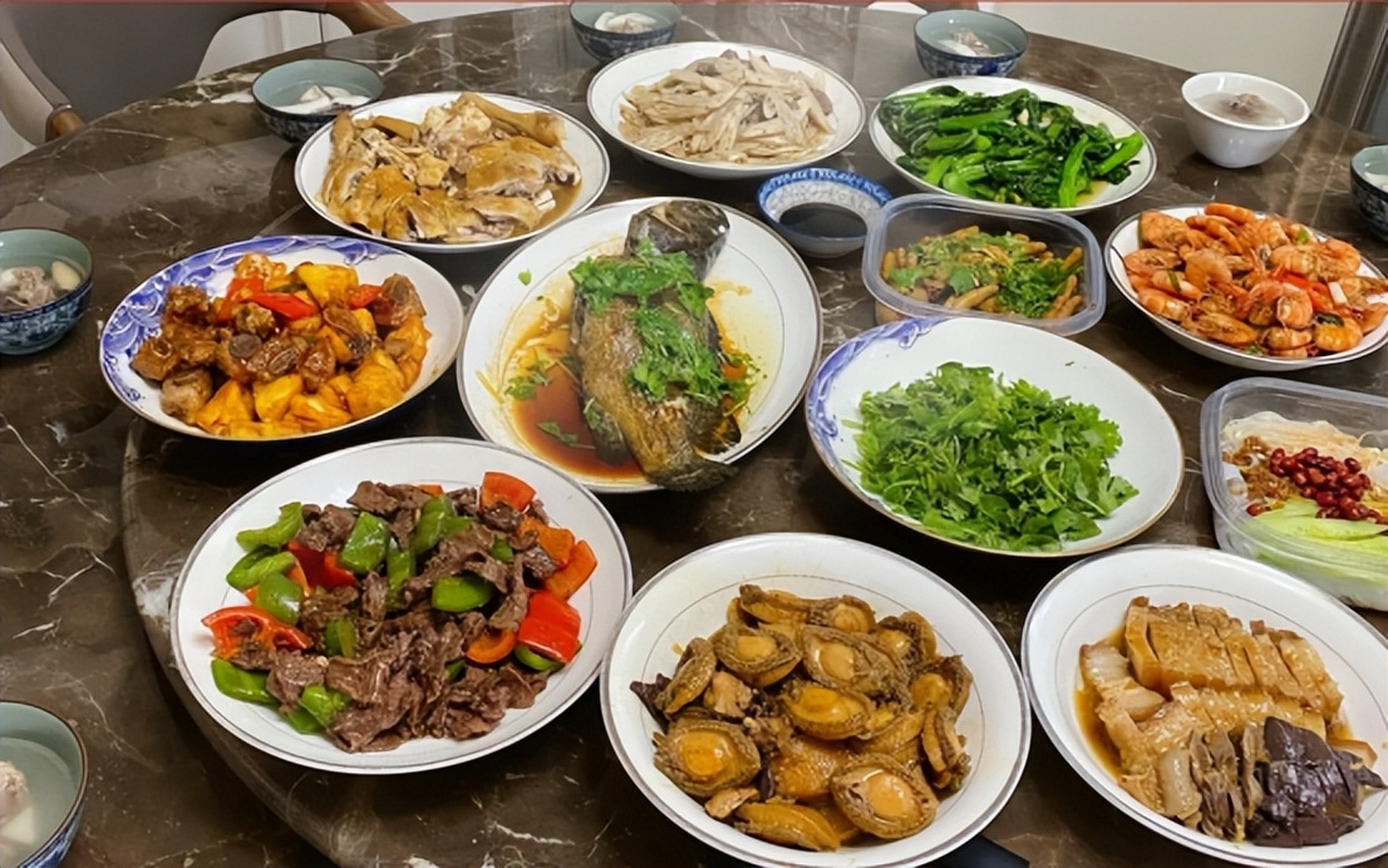 上海一家人聚餐喝光8瓶五粮液,保洁阿姨拿走酒瓶,行家:可以回家养老了