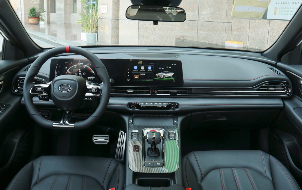 影豹的内饰设计也是充满了战斗气息,方向盘给人一种梅赛德斯amg的感觉