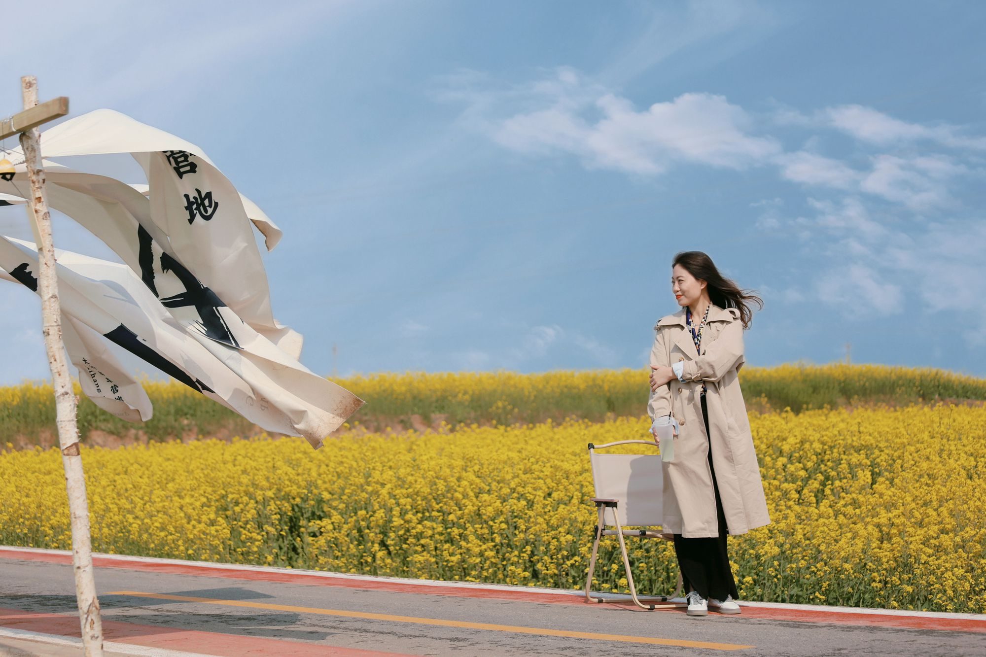 邢台金沙河万亩油菜花竞相开放,充满温馨和浪漫,吸引了众多游客