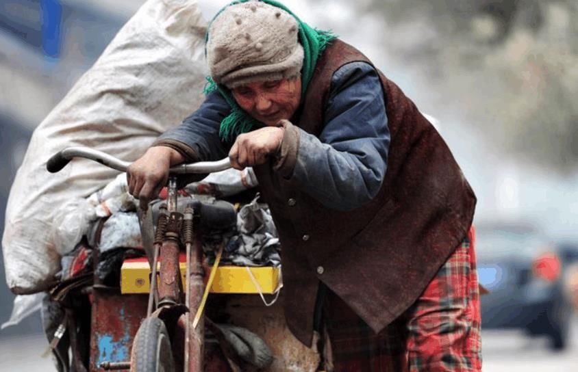 拾荒老人和捡来的孙女相依为命,女孩考上大学,家门口停了辆警车
