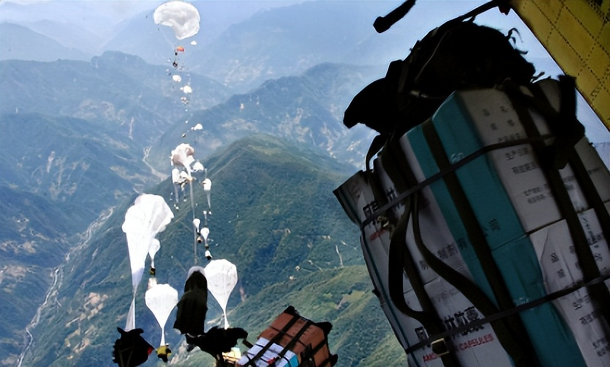 汶川地震时,15名解放军战士从5000米高空毫不犹豫一跃而下,不料降落