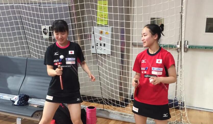 伊藤美诚挑战拍柄颠球!失误后尖叫,平野美宇被逗笑手上动作不停